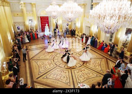 MOSCOU - 16 septembre 2017 : belles paires de danse dans une grande salle à Great Catherine Ball (fête de danse) à Tsaritsyno Banque D'Images