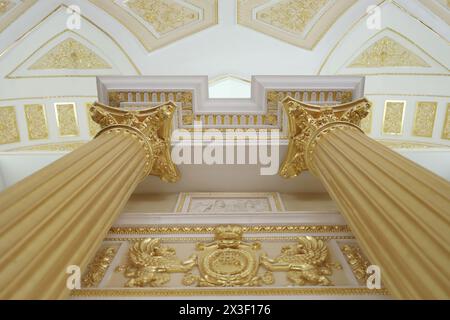 MOSCOU - 16 septembre 2017 : belles colonnes, armoiries de l'impératrice russe Catherine dans un hall de luxe avec plafond doré dans le palais de Tsaritsyno Banque D'Images