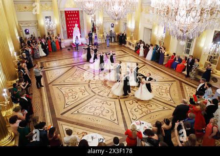 MOSCOU - 16 septembre 2017 : jeunes danseurs en couple dans une grande salle à Great Catherine Ball (soirée dansante) à Tsaritsyno Banque D'Images