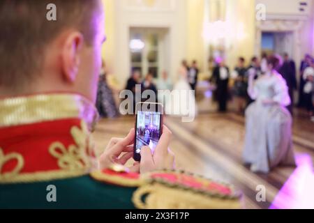 MOSCOU - 16 septembre 2017 : homme tire avec smartphone pendant la Grande Catherine Ball (soirée dansante) à Tsaritsyno Banque D'Images