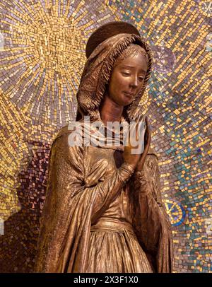MILAN, ITALIE - 8 MARS 2024 : détail de la statue en bronze de l'Immaculée conception dans l'église Chiesa di Santi Quattro Evangelisti Banque D'Images