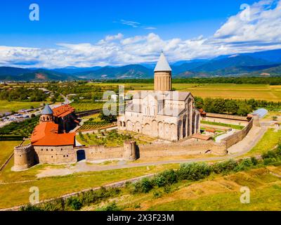 Vue panoramique aérienne du complexe du monastère d'Alaverdi à Kakheti. Kakheti est une région de l'est de la Géorgie dont la capitale est Telavi. Banque D'Images
