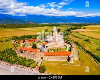 Vue panoramique aérienne du complexe du monastère d'Alaverdi à Kakheti. Kakheti est une région de l'est de la Géorgie dont la capitale est Telavi. Banque D'Images