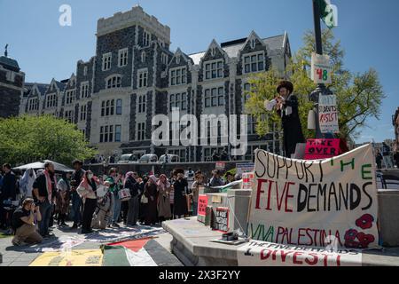 Manhattan, États-Unis. 25 avril 2024. Un homme de foi hassidique parle aux étudiants du City College of New York (CCNY) alors qu'ils montent un campement de tente de la "Palestine Solidarity" dans le quad à l'extérieur de la High School for Math, Science and Engineering le 25 avril 2024 à New York City. Crédit : SOPA images Limited/Alamy Live News Banque D'Images