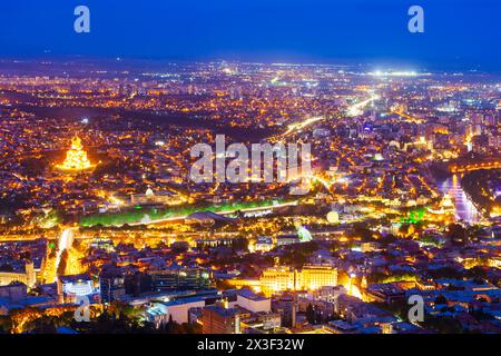 Vue panoramique aérienne de la vieille ville de Tbilissi la nuit. Tbilissi est la capitale et la plus grande ville de Géorgie, située sur les rives du fleuve Kura. Banque D'Images