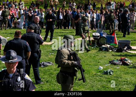 Bloomington, États-Unis. 25 avril 2024. Des dizaines de personnes sont arrêtées par l'équipe anti-émeute de la police d'État de l'Indiana lors d'une manifestation pro-palestinienne sur le campus. Les manifestants avaient installé un camp de tentes à Dunn Meadow à 11 heures du matin et la police leur avait dit de descendre les tentes, sinon ils dégageraient la zone par la force et arrêteraient quiconque ne serait pas parti. Tous les manifestants arrêtés, y compris les professeurs, ont été bannis du campus de l'Université de l'Indiana pendant un an. Crédit : SOPA images Limited/Alamy Live News Banque D'Images