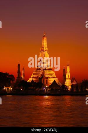 Fantastique vue en soirée de Wat Arun ou le Temple de l'aube, situé sur la rive ouest de la rivière Chao Phraya à Bangkok, Thaïlande Banque D'Images