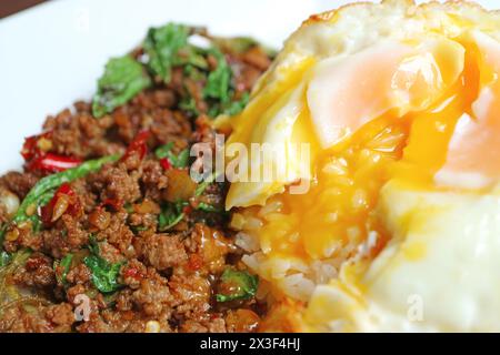 Gros plan d'œuf frit nappé de bœuf haché frit à la thaïlandaise et de basilic sacré au riz appelé Kao Pad Kaprao Neua Banque D'Images