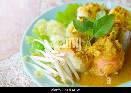 Délicieux plat thaïlandais de Khanom Chin Nam ya Poo, un vermicelle de riz servi avec de la viande de crabe épicée au curry jaune et un assortiment de légumes Banque D'Images