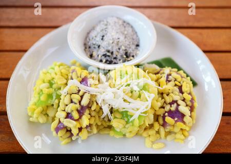 Délicieux dessert thaïlandais appelé Khanom Tua Pap, boulettes de riz collant et haricots mung saupoudrées de sucre et de graines de sésame Banque D'Images