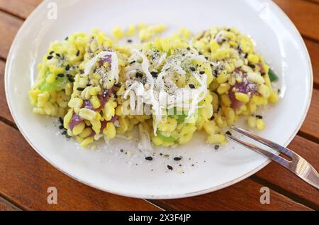 Délicieux dessert thaïlandais composé de boulettes de riz collant et de haricots mung saupoudrées de sucre et de graines de sésame appelé Khanom Tua Pap Banque D'Images