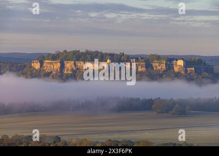 Sonnenaufgang in der Sächsischen Schweiz Die Festung Königstein im Morgennebl von der neuen Aussichtsplattform hoch über der Elbe aus gesehen. Rathen Sachsen Deutschland *** lever de soleil en Suisse saxonne la forteresse de Königstein dans la brume matinale vue depuis la nouvelle plate-forme d'observation au-dessus de l'Elbe Rathen Saxe Allemagne Banque D'Images