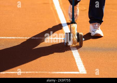 Barcelone, Espagne. 19 avril 2024. Les lignes sont nettoyées lors du match quart de finale entre Facundo Diaz Acosta et Stefanos Tsitsipas lors du tournoi Barcelona Open Banc Sabadell à Barcelone. (Crédit photo : Gonzales photo - Ainhoa Rodriguez Jara). Banque D'Images