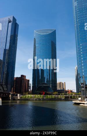 Chicago, Illinois - États-Unis - 22 avril 2024 : regarder vers l'est le long de la rivière Chicago dans le centre-ville de Chicago, Illinois, États-Unis. Banque D'Images