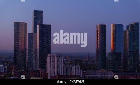 L'image capture l'horizon d'une ville au crépuscule avec la lumière des gratte-ciel imposants par la lumière du jour qui s'estompe Banque D'Images