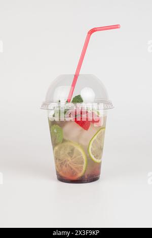 Boisson estivale rafraîchissante. Limonades colorées, mojito, fraise dans des gobelets en plastique avec de la glace. Boissons à emporter Banque D'Images