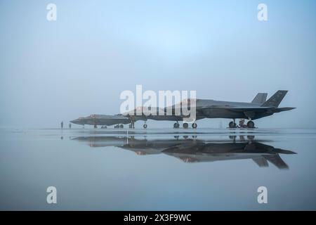 Les aviateurs affectés au 34th Fighter Squadron et au Fighter Generation Squadron effectuent des vérifications avant vol sur le F-35A Lightning IIS lors d'un combat agile Banque D'Images