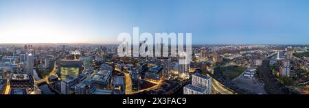 Capturant un horizon urbain étendu au crépuscule, l'image montre un magnifique éventail de nuages au-dessus de la ville Banque D'Images