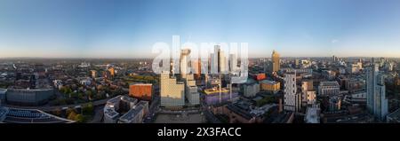Le paysage urbain aérien de Manchester présente les gratte-ciel imposants près de la place Deansgate sous le ciel bleu clair, reflétant la croissance urbaine Banque D'Images