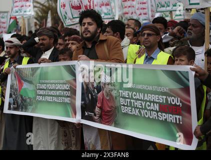 Vêtements houthis assister à une manifestation de solidarité avec le peuple palestinien, à Sanaa, Yémen, le 17 mai 2024. Hamza Ali Banque D'Images