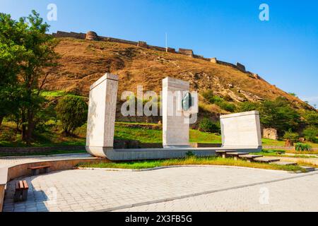 Gori, Géorgie - 01 septembre 2021 : parc commémoratif près de la forteresse de Gori, Géorgie. C'est une citadelle médiévale située au-dessus de la ville de Gori sur un hil rocheux Banque D'Images