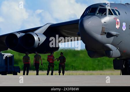 Des aviateurs de l'US Air Force du 96th Aircraft maintenance Squadron préparent un B-52 Stratofortress affecté à la base aérienne de Barksdale, La., pour retourner h Banque D'Images
