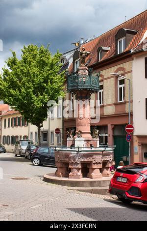 Weinheim, Allemagne - 19 mai 2021 : Statue sur une rue pavée à Weinheim, Allemagne. Banque D'Images