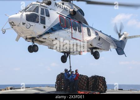 MER DE CHINE MÉRIDIONALE (20 avril 2024) les marins à bord du destroyer USS Howard (DDG 083) de classe Arleigh Burke retournent des matériaux de cargaison pendant un Banque D'Images