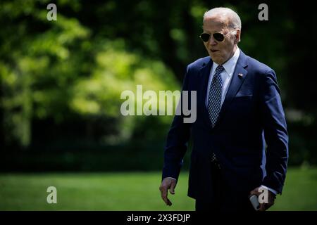 Washington, États-Unis. 26 avril 2024. Le président Joe Biden traverse la pelouse sud de la Maison Blanche à Washington DC le vendredi 26 avril 2024. Photo de Samuel Corum/UPI crédit : UPI/Alamy Live News Banque D'Images