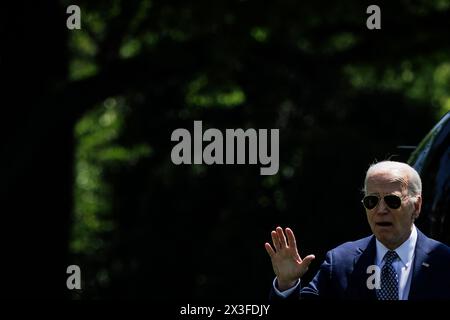 Washington, États-Unis. 26 avril 2024. Le président Joe Biden traverse la pelouse sud de la Maison Blanche à Washington DC le vendredi 26 avril 2024. Photo de Samuel Corum/UPI crédit : UPI/Alamy Live News Banque D'Images