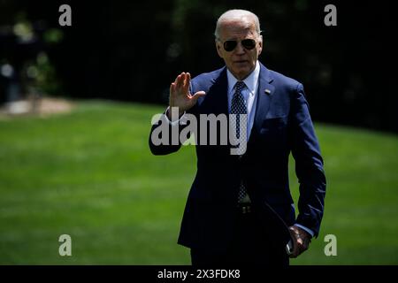 Washington, États-Unis. 26 avril 2024. Le président Joe Biden traverse la pelouse sud de la Maison Blanche à Washington DC le vendredi 26 avril 2024. Photo de Samuel Corum/UPI crédit : UPI/Alamy Live News Banque D'Images
