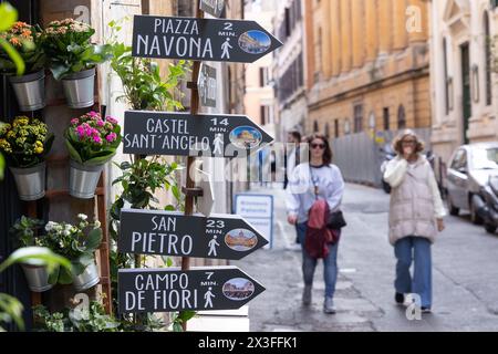 Rome, Italie. 26 avril 2024. Panneaux indiquant les distances pour se rendre à certains endroits de Rome (photo de Matteo Nardone/Pacific Press) crédit : Pacific Press Media production Corp./Alamy Live News Banque D'Images