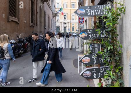 Rome, Italie. 26 avril 2024. Panneaux indiquant les distances pour se rendre à certains endroits de Rome (photo de Matteo Nardone/Pacific Press) crédit : Pacific Press Media production Corp./Alamy Live News Banque D'Images