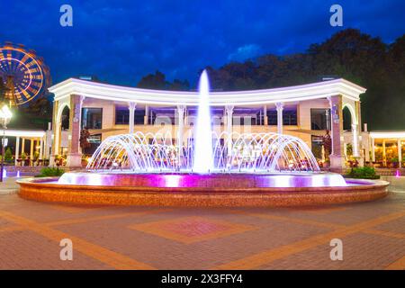 Fontaine sur le boulevard Kurortny dans la ville thermale de Kislovodsk dans la région des eaux minérales du Caucase, Krai de Stavropol, Russie. Banque D'Images