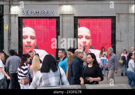 Les acheteurs et les piétons sont vus à l'extérieur du magasin Sephora, une multinationale française de produits de beauté et de soins personnels, en Espagne. Banque D'Images