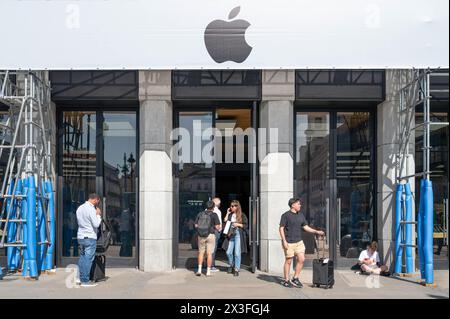 Madrid, Espagne. 21 avril 2024. Les acheteurs entrent dans la multinationale américaine de technologie Apple Store en Espagne. (Photo de Xavi Lopez/SOPA images/Sipa USA) crédit : Sipa USA/Alamy Live News Banque D'Images