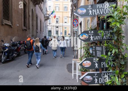 Rome, Italie. 26 avril 2024. Panneaux indiquant les distances pour se rendre à certains endroits de Rome (photo de Matteo Nardone/Pacific Press/Sipa USA) crédit : Sipa USA/Alamy Live News Banque D'Images