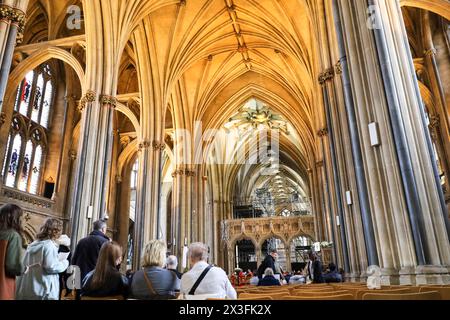 Bristol, Angleterre- 29 mars 2024 : détails architecturaux de l'intérieur de la cathédrale de Bristol Banque D'Images