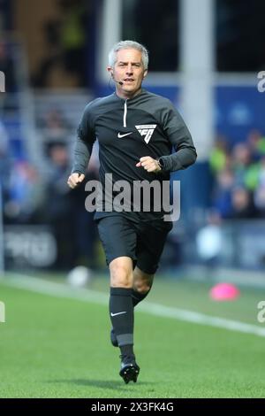 26 avril 2024 ; stade Loftus Road, Shepherds Bush, West London, Angleterre; EFL Championship Football, Queens Park Rangers contre Leeds United ; arbitre Darren Bond Banque D'Images