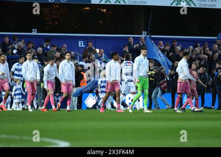 26 avril 2024 ; stade Loftus Road, Shepherds Bush, West London, Angleterre; EFL Championship Football, Queens Park Rangers contre Leeds United ; les joueurs apparaissent pour le match. Banque D'Images