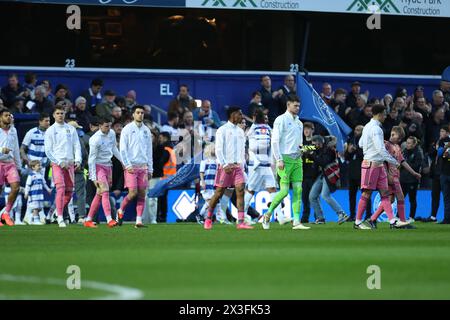 26 avril 2024 ; stade Loftus Road, Shepherds Bush, West London, Angleterre; EFL Championship Football, Queens Park Rangers contre Leeds United ; les joueurs apparaissent pour le match. Banque D'Images