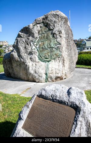 Le navire amiral HMS Sirius de la première flotte, plaque and 1989 bas relief célèbre les 200 ans de la colonisation européenne à Mosman, Sydney, Australie Banque D'Images
