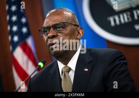 Washington, États-Unis d'Amérique. 26 avril 2024. Washington, États-Unis d'Amérique. 26 avril 2024. Le secrétaire américain à la Défense, Lloyd Austin, prononce un discours lors d'une réunion virtuelle du Groupe de contact pour la Défense de l'Ukraine depuis le Pentagone, le 26 avril 2024, à Washington, D.C. Austin a annoncé un paquet d'armes de 6 milliards de dollars pour l'Ukraine. Crédit : Chad McNeeley/DOD photo/Alamy Live News Banque D'Images