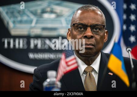 Washington, États-Unis d'Amérique. 26 avril 2024. Washington, États-Unis d'Amérique. 26 avril 2024. Le secrétaire américain à la Défense, Lloyd Austin, écoute les remarques lors d'une réunion virtuelle du groupe de contact pour la Défense de l'Ukraine depuis le Pentagone, le 26 avril 2024, à Washington, D.C. Austin a annoncé un paquet d'armes de 6 milliards de dollars pour l'Ukraine. Crédit : Chad McNeeley/DOD photo/Alamy Live News Banque D'Images