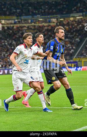 Milan, Italie. 14 avril 2024. Francesco Acerbi (15 ans) de l'Inter et Eldor Shomurodov (61 ans) de Cagliari ont vu lors du match de Serie A entre Inter et Cagliari à Giuseppe Meazza à Milan. (Crédit photo : Gonzales photo - Tommaso Fimiano). Banque D'Images