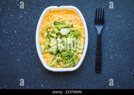 Mac et fromage, pâtes macaroni à l'américaine avec sauce au fromage et brocoli. aliments congelés Banque D'Images