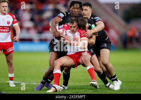 Jai Whitbread des Hull Kingston Rovers est attaqué lors du match de Betfred Super League au Sewell Group Craven Park, à Hull. Date de la photo : vendredi 26 avril 2024. Banque D'Images