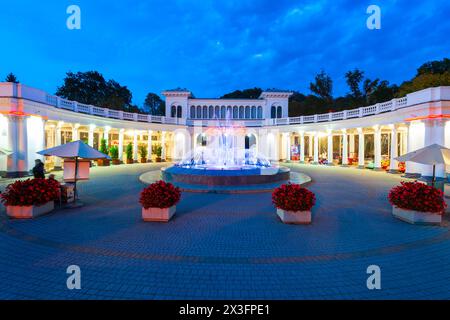 Kislovodsk, Russie - 28 septembre 2020 : Colonnade avec fontaine à l'entrée du parc du boulevard Kurortny dans la ville thermale de Kislovodsk, eaux minérales caucasiennes Banque D'Images