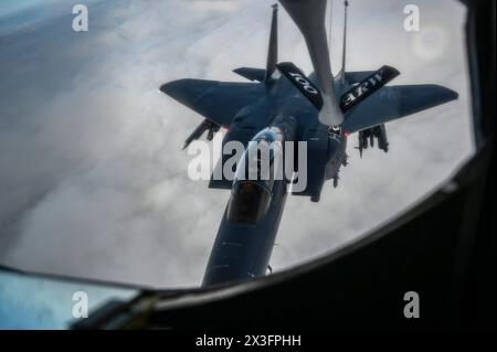 Suffolk, Royaume-Uni. 04 avril 2024. Un chasseur F-15E Strike Eagle de l'US Air Force affecté à la 48th Fighter Wing, est ravitaillé à partir d'un KC-135 Stratotanker, le 4 avril 2024 au-dessus de l'Angleterre, Royaume-Uni. Crédit : SRA Viviam Chiu/US Air Force/Alamy Live News Banque D'Images