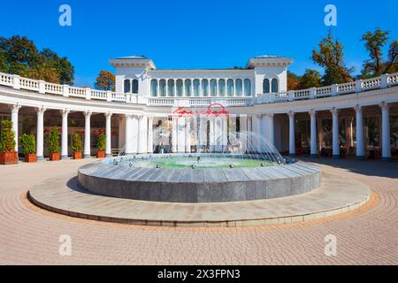 Kislovodsk, Russie - 29 septembre 2020 : Colonnade avec fontaine à l'entrée du parc du boulevard Kurortny dans la ville thermale de Kislovodsk, eaux minérales caucasiennes Banque D'Images